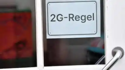 Auf dem Schild am Eingang eines Restaurants in der Altstadt steht „2G - Regel“.
