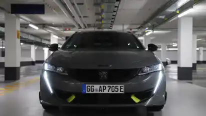 Mit ihren Lichtsignaturen setzt die Löwenmarke Maßstäbe: Vorne fährt der 508 seine Zähne aus, ...