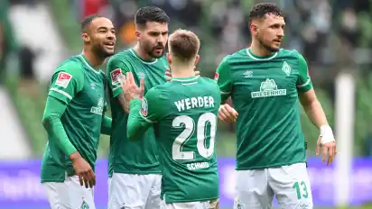 Werder feiert den Siegtorschützen Anthony Jung.