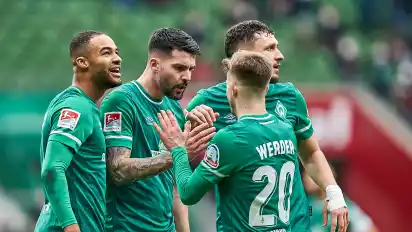 Jubel um Anthony Jung (Zweiter von links) nach dessen Treffer zum 2:1 gegen Karlsruhe.