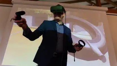 Prokurist Sebastian Koch testete begeistert das Virtual-Reality-Spiel zur Mülltrennung, das Studenten der PHWT Diepholz eigens für die AWG erstellt haben.