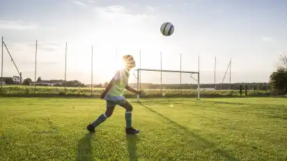 Mit dem Kopf richtig zum Ball gehen: Das dürfen Kinder und Jugendliche in Deutschland im Training weiter erlernen.