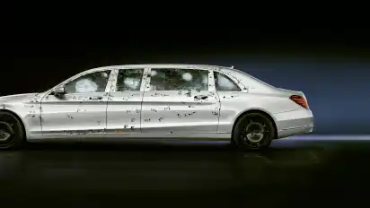 Noch Auto oder schon Schweizer Käse? Ein gepanzertes Mercedes-Maybach S 650 Pullman Guard, der seine Schutzaufgabe ganz offensichtlich erfüllt hat.