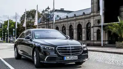 Was man für 457.000 Euro plus Mehrwertsteuer so an Auto bekommt: einen Mercedes S 680 Guard. Der widersteht dem Beschuss aus Präzisions- und Maschinengewehren, hält Sprengstoffattacken aus und zeigt sich auch von Gasangriffen unbeeindruckt. Wer braucht das denn? Bundeskanzler Olaf Scholz zum Beispiel.