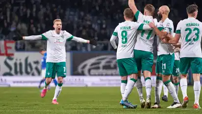 Marvin Ducksch (l.) freut sich mit dem Team über Füllkrugs 2:0.