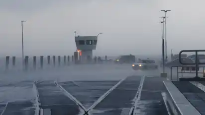 Nach dem heftigem Sturm "Ylenia" und vor dem neuem Orkantief "Zeynep" tritt Wasser im Fährhafen von Dagebüll über das Ufer.