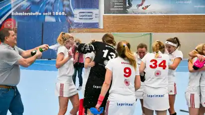 Erst in Spiellaune, dann in Sektlaune: Die BHC-Damen und ihr Trainer Martin Schultze feiern den Aufstieg in die erste Liga.