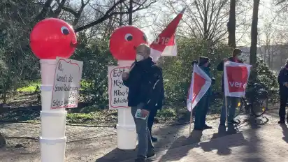 Die Gewerkschaft Verdi solidarisierte sich vor dem Arbeitsgericht Bremen am Wall mit den Betriebsräten des Pflegheimbetreibers Residenz-Gruppe.