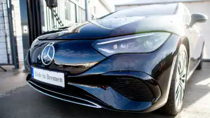 Der neue EQE von Mercedes, der in Bremen gebaut wird, soll im Sommer auf den Markt kommen. Immer wieder gab es im Werk Kurzarbeit. In diesem Jahr aber läuft die Produktion bisher rund.