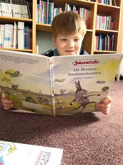Maximilian (sieben Jahre alt) liest in der Schulbibliothek der Schule Schönebeck.