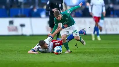 Der verhängnisvolle Moment: Romano Schmid sieht für dieses Foul an Moritz Heyer seine fünfte Gelbe Karte der Saison.