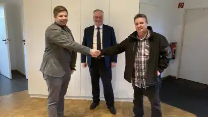 Oliver Mielke (links) hat im Januar das Amt des Mevenstedter Ortsvorstehers von Rolf Ernst (rechts) übernommen.