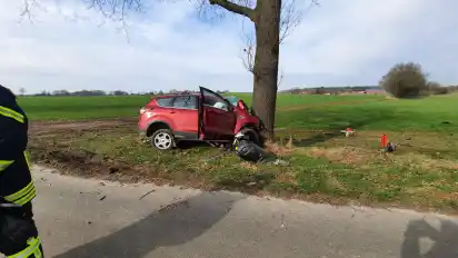 Das Auto des verunfallten Mannes wurde durch den Zusammenstoß mit dem Baum völlig zerstört und musste abgeschleppt werden.