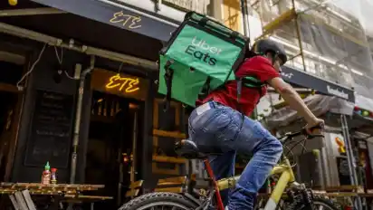 Ein Fahrer für Uber Eats unterwegs in Berlin Friedrichshain. Foto: Carsten Koall/dpa
