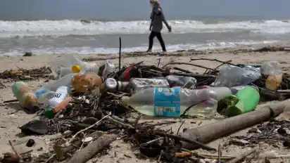 Der Planet droht am Plastikmüll zu ersticken, warnen Experten. Eine globales Abkommen soll jetzt dem Kunststoff an den Kragen. Foto: Mohd Khairul Fikiri Osman/BERNAMA/dpa