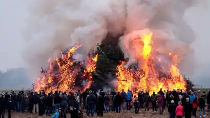 Osterfeuer, wie hier in Harpstedt, gehören in unserer Region zum Brauchtum. Ob sie dieses Jahr stattfinden können, ist noch offen.