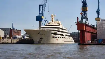 Die 156 Meter lange Megayacht "Dilbar" des russischen Oligarchen Alischer Usmanow liegt zur Wartung am Dock der Lürssen-Werft.
