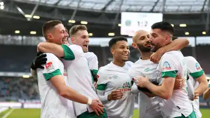 Bei Werder Bremen hat man gerade allen Grund zu jubeln. Der Absteiger hat sich an die Tabellenspitze der 2. Fußball-Bundesliga gesetzt.