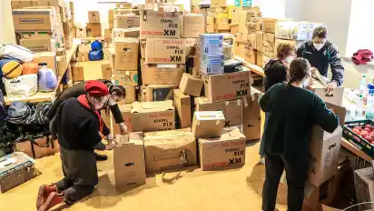 Viele Bremer wollen den Menschen in der Ukraine helfen und spendeten in den vergangenen Tagen Kleidung, Schlafsäcke oder Medikamente.