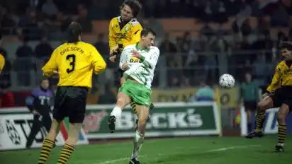 Olaf Marschall sieht in Werder den Favoriten auf den Aufstieg. Das Bild zeigt den ehemaligen Dresden-Profi im Duell mit Werders Frank Neubarth.