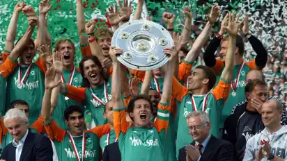 Die längste Ungeschlagen-Serie in der Fußball-Bundesliga feierte der SV Werder Bremen in der Saison 2003/04. Auf dem Foto jubeln Kapitän Frank Baumann und Co. mit der Meisterschale.