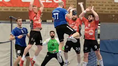 Tim Coors (links) sowie Janik Köhler und Dominik Ludwig (rechts) bildeten den Innenblock vor Bassam Farasha im Tor.