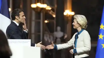 Emmanuel Macron, Präsident von Frankreich, und Ursula von der Leyen, Präsidentin der Europäischen Kommission, am Rande des EU-Gipfels.