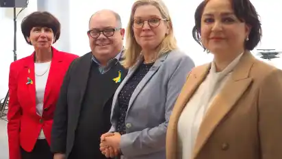 Oberbürgermeisterin Petra Gerlach (Zweite von rechts) begrüßte die Vorsitzende des Niedersächsischen Integrationsrates, Galina Ortmann (rechts) sowie die Delmenhorster Delegierten Ewa Brüggemann und Pedro Benjamin Becerra (von links).