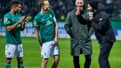 Felix Agu, Christian Groß, Marco Friedl und Ömer Toprak freuen sich über Werders Sieg.