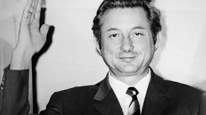 Theo Albrecht spricht rund 24 Stunden nach seiner Freilassung im Dezember 1971 von einem Fenster seiner Villa in Essen-Bredeney zu Journalisten. Er war damals entführt worden und wurde nach der Zahlung von sieben Millionen Mark nach 17 Tagen frei gelassen.