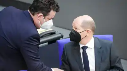 Arbeitsminister Hubertus Heil (re, SPD) im Gespräch mit Bundeskanzler Olaf Scholz (SPD) im Bundestag.