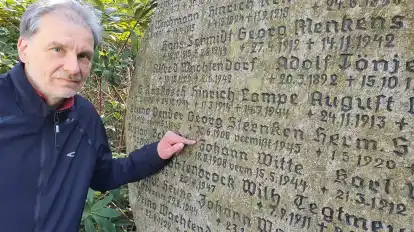 Die Schicksale der Kriegsopfer als Mahnung für den Frieden für die Nachwelt festzuhalten, ist ein besonderes Anliegen von Heimatforscher Egon Wachtendorf, hier am Denkmal in Lintel.