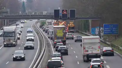 Trotz des enormen Preissprungs bei den Spritkosten drosseln Autofahrer ihre Geschwindigkeit auf Autobahnen nicht.