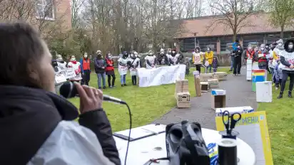 Nele Heyer, Tarifbeauftragte der Gewerkschaft Verdi, brachte die offiziellen Forderungen vor.
