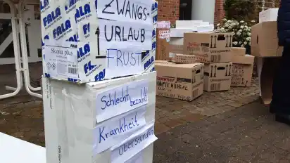 Einen ganzen Stapel Kartons mit ihren Forderungen darauf stellten Streikende vor dem Rathaus ab.