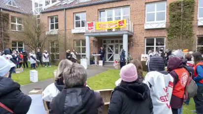 Rund 50 Erzieherinnen hörten auch die Antworten von Stuhrs Bürgermeister Stephan Korte auf ihre Forderungen.