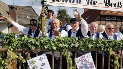 Ob in diesem Jahr – wie auf diesem Bild aus den Zeiten vor Corona – ein Erntefest mit Umzug in Sottrum stattfinden kann, steht noch in den Sternen.