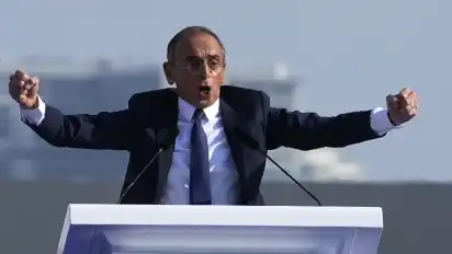 Eric Zemmour, französischer Präsidentschaftskandidat der rechtsextremistischen Partei "Reconquete!", spricht während einer Wahlkampfveranstaltung auf dem Trocadero-Platz.