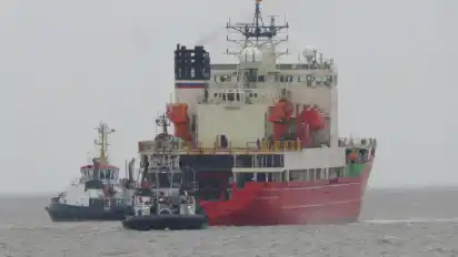 Der russische Forschungseisbrecher "Akademik Tryoshnikov" trifft zum Bunkerstopp in Bremerhaven ein.