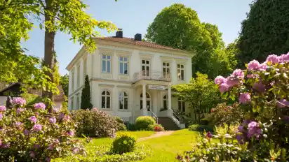 Landschaft und Kultur - beides verbindet diese Radtour nach Worpswede. Der Weg geht durch das Blockland in das Künstlerdorf, wo in einem herrschaftlichen Anwesen auch die Galerie Cohrs-Zirus ihre Räumlichkeiten hat.