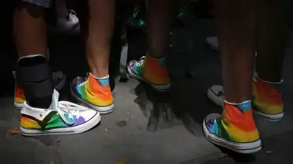 Teilnehmer des „Pride March“ in New York mit Turnschuhen in den Regenbogenfarben.