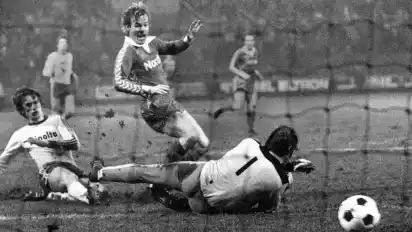 Jürgen Röber von Werder (Mitte) erzielt das Tor zum 2:0 gegen Torwart Reinhard Rietzke beimSpiel gegen St. Pauli im Jahr 1977.