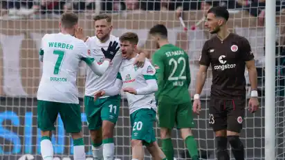 Einen Punkt gerettet: Werder-Torschütze Niclas Füllkrug (2.v.l.) jubelt mit Marvin Ducksch (l.) und Romano Schmid nach seinem Treffer zum 1:1.