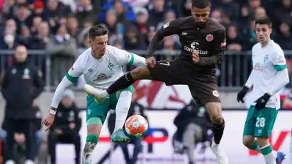 Werders Marco Friedl (l.) und St. Paulis Daniel-Kofi Kyereh im Zweikampf. Friedl zeigte sich zwar bissig, musste selbst aber auch viel einstecken.