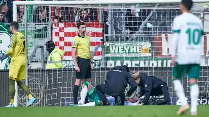 Marco Friedl musste noch auf dem Spielfeld behandelt werden. Er zog sich gegen St. Pauli einen Nasenbeinbruch zu.