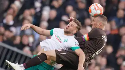 Niclas Füllkrug (l.) kämpft gegen St. Paulis Philipp Ziereis um den Ball. "Wir haben ein sehr hochklassiges Zweitligaspiel gesehen, in dem es rauf und runter ging", erklärte Werder-Trainer Ole Werner