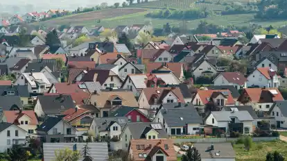 Stolzer Besitzer eines Eigenheims? Dann müssen Sie der Finanzbehörde in diesem Jahr Angaben für die Grundsteuerreform liefern.