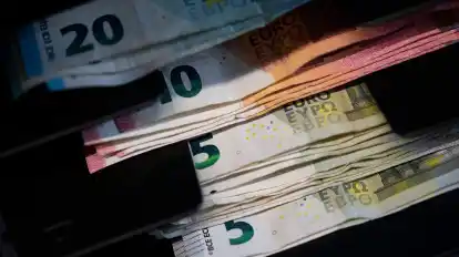 Der Euro verliert noch mehr an Wert: Die jährliche Teuerungsrate kletterte im März auf 7,3 Prozent.