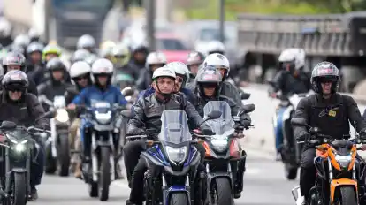 Brasliliens Präsident von Brasilien fährt mit Tausenden von Motorradfahrern herum, um Stärke zu zeigen.