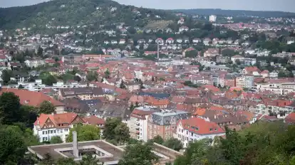 Hausdächer in einem Innenstadtbezirk der baden-württembergischen Landeshauptstadt.